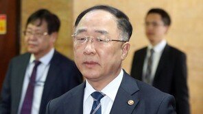 ‘출석도장’ 찍는 홍남기, 공식일정 취소하고 또 국회行
