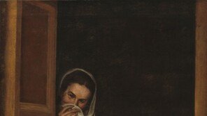 ‘뭘 보고 이리 웃는 걸까’ 창 밖을 바라보는 두 여인, 미소의 정체는?