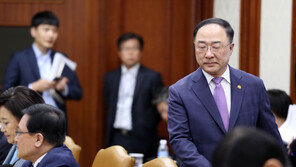 홍남기 “버스 요금 인상 불가피…52시간제와 관련 없어”