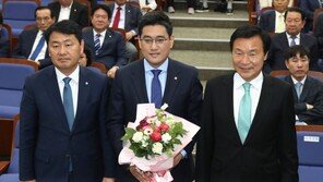 오신환 원내대표 당선…바른미래 ‘우향우’ 넘어 정계개편까지?