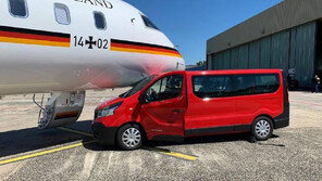 “메르켈 비행기 반가워” 사진 찍으려던 공항 직원 밴 차량과 ‘쾅’