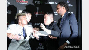 얼굴 맞대고, 손으로 밀어내고…권아솔VS만수르 바르나위 ‘신경전’