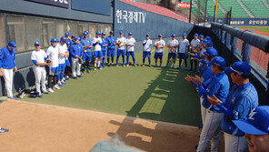 [현장리포트] 스승의 날 축하받은 김한수의 덕담 “몸 관리들 잘하라”