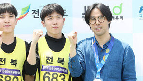 “감사합니다” 스승의 목에 걸어준 메달