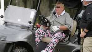 “무릎 아파서 카트? 난 부러진 다리로 걸어” 우즈, 존 데일리 사용 허용에 일침