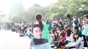 한류스타 인기 실감…옥택연 전역식, 백마회관 앞 팬들로 인산인해
