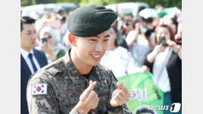 “2PM·트와이스 보고파” 옥택연, 황찬성·수백팬 환영 속 전역