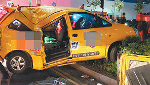 송도 교통사고 운전자 “황색 신호에 진입”…파손 블랙박스 복구 중