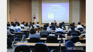 중기부 북콘서트서 ‘靑 김수현 관료 탓’ 질문에…박영선, 즉답 안해