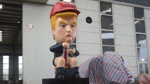 “너는 가짜 뉴스야” 말도 하는…‘황금변기에 앉은 트럼프 로봇’ 등장 