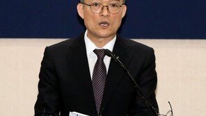 문무일 “비민주적·기본권 보호 빈틈 우려”…수사권 조정 법안에 또 반발 