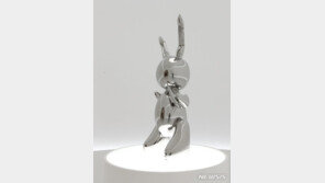 제프 쿤스 조각 ‘토끼’, 1082억원에 경매…생존작가 최고가