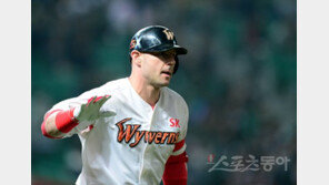 ‘4번 복귀’ 로맥, 5월 타율 2위 이끈 가족의 힘