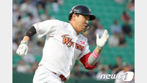 SK 나주환, 헤드샷 맞고 병원 이송…배재환 퇴장