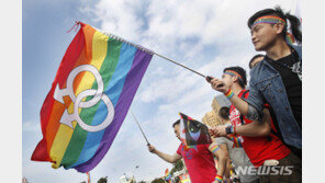 대만, 동성 결혼 길 열렸다…의회서 합법화 법안 가결
