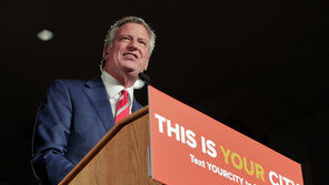 트럼프, 대선 출마 밝힌 뉴욕시장 향해 “웃기는 사람” 조롱