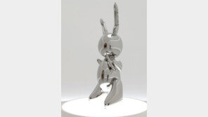 1084억원… 쿤스 ‘토끼’ 생존 작가 최고 경매가