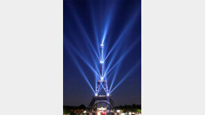 에펠탑 건립 130주년… 축하 레이저 쇼