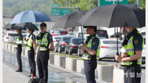 “아, 더워”… 우산 쓰고 햇볕 가린 경찰들