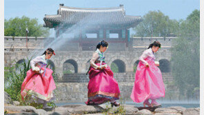 “징검다리 건너자” 한복 입고 폴짝