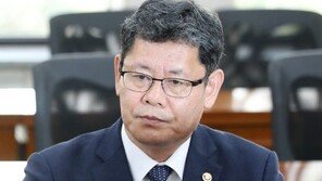 ‘北 식량 지원 의견 수렴’ 김연철 장관, 대학총장·가톨릭대주교 만난다