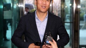 임종석 ‘이사’ 소식에 홍정욱 ‘매각’ 발표…정치권 ‘흠칫’