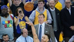 커리의 연속 폭발 골든 스테이트 ‘듀란트 공백쯤이야’