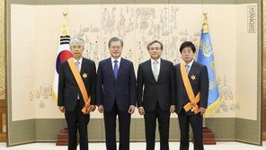 文대통령, 퇴임 헌법재판관에 훈장…“헌법재판소 위상 높아져”