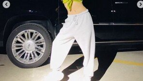 현아, 대학 축제서 노출 사고…상의 끈 잡고 의연 대처