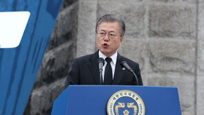 [속보]文대통령 “독재자의 후예 아니라면 5·18을 다르게 볼 수 없어”