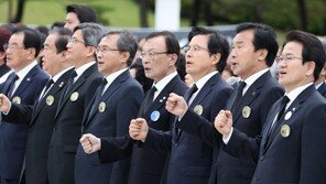 황교안 대표, 文대통령과 함께 ‘임을 위한 행진곡’ 불렀지만…[청계천 옆 사진관]