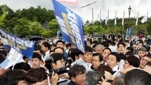 5·18 기념식장 부상자 속출…‘황교안 항의’ 7명 부상