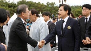 광주에서 만난 文-黃의 짧은 인사…“잘 오셨다” “감사하다”