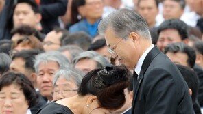 文대통령 5·18 기념식서 받은 편지엔 무슨 내용 담겼나