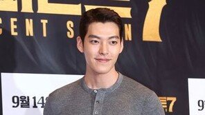 김우빈, 조인성·디오와 공항서 포착…약지엔 반지 