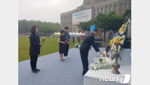 5·18 서울광장 분향 비로 발길 줄었지만…3일간 1500여명 찾아