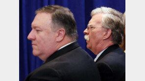 폼페이오 VS 볼턴…대이란 정책 놓고 거세지는 신경전 