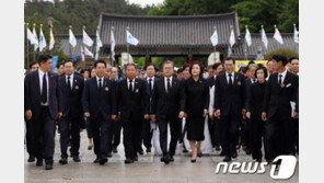 ‘5·18 악수’ 신경전…한국당 “金여사가 황교안 고의패싱” 靑 “못된 의도”