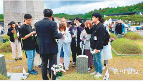 5·18묘역에 외국인 참배 발길 늘고 있다