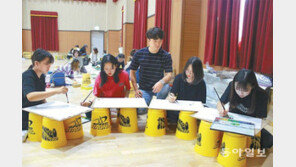 봄비 내려도… 학생들의 ‘추억 만들기’는 뜨거웠다