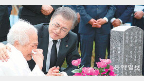 文대통령의 강공… ‘독재자의 후예’ 등 연설문안 직접 다듬어