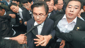 황교안에 의자-물병 날아들어… 격렬 항의 속 비상문으로 퇴장