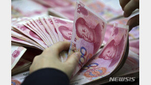 블룸버그 “中 기업 배당으로 위안화 추가 하락 가능성” 