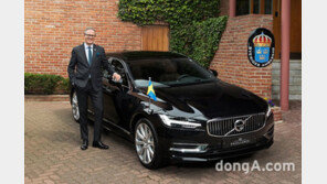 볼보코리아, ‘S90 엑설런트’ 출시… 테이블·냉장고 갖춘 최상급 모델