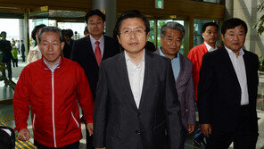 황교안 “文대통령 고집 안 꺾으면 경제 무너지고 국민 피해”