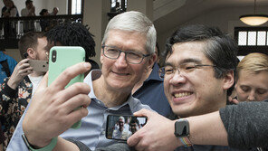 팀 쿡 “우리 세대는 실패…알고리즘에 저항하라”