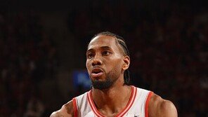 ‘강심장’ 레너드, 2차 연장 접전 끝냈다…토론토 반격의 1승