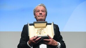 “뭐, ‘여성 폭력’ 알랭 들롱에게 상을?”