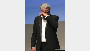 우여곡절 끝 명예 황금종려상 수상…알랭 들롱 ‘감동의 눈물’