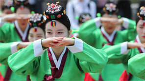 이제는 성년… 큰절 올립니다